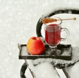 fotografia zima kube z herbatą i jabłko