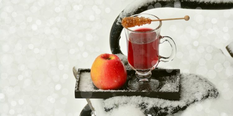 fotografia zima kube z herbatą i jabłko