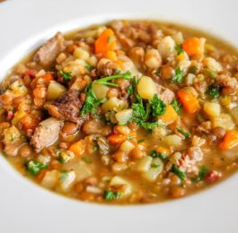 fotografia talerz z soczewicą