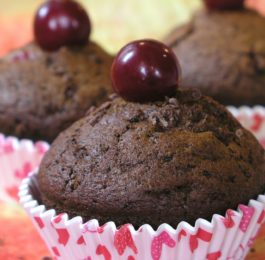 fondant czekoladowy z wisienką na górze fotografia