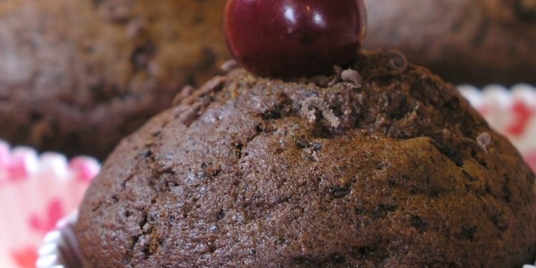 fondant czekoladowy z wisienką na górze fotografia