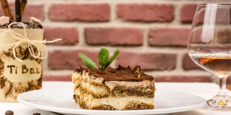 tiramisu z listkiem mięty fotografia