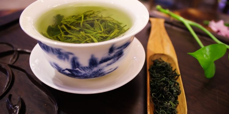 fotografia filiżanka z zieloną herbatą