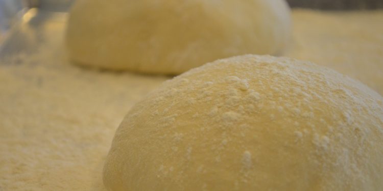 ciasto na pizzę fotografia