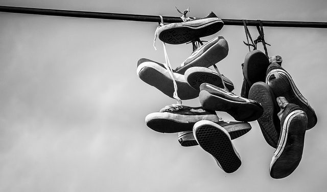 białe trampki wiszące fotografia