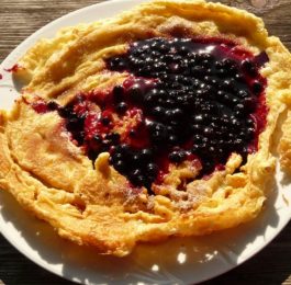 omlet z owocami fotografia