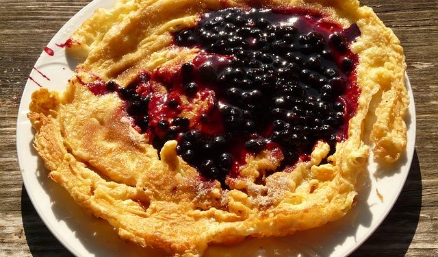 omlet z owocami fotografia