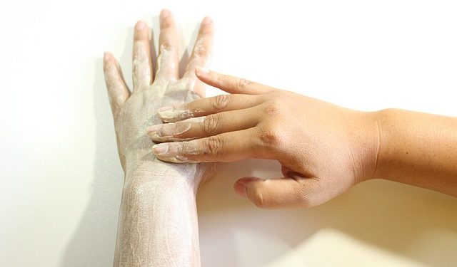 dłonie w czasie peelingu fotografia