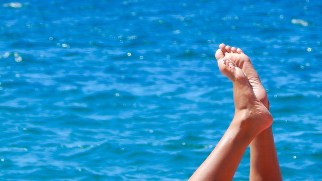 stopy gołe nad morzem fotografia