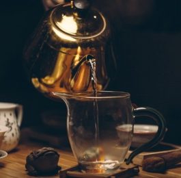 nalewanie herbaty fotografia