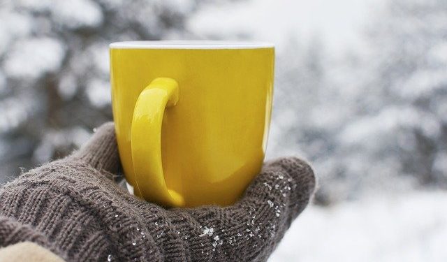 kubek z herbatą rozgrzewającą