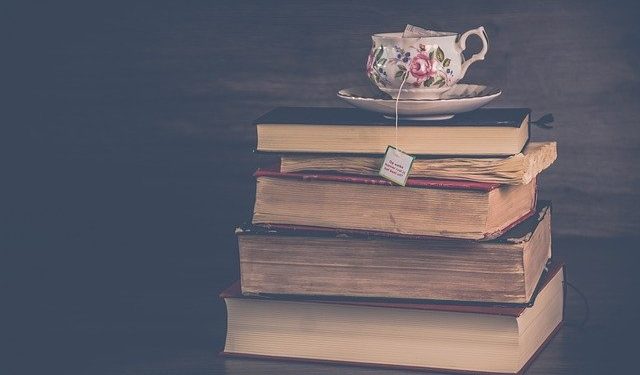 herbata na książkach fotografia